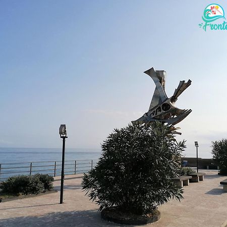 Casa Fronte Mare Vila Santa Teresa Di Riva Exterior foto